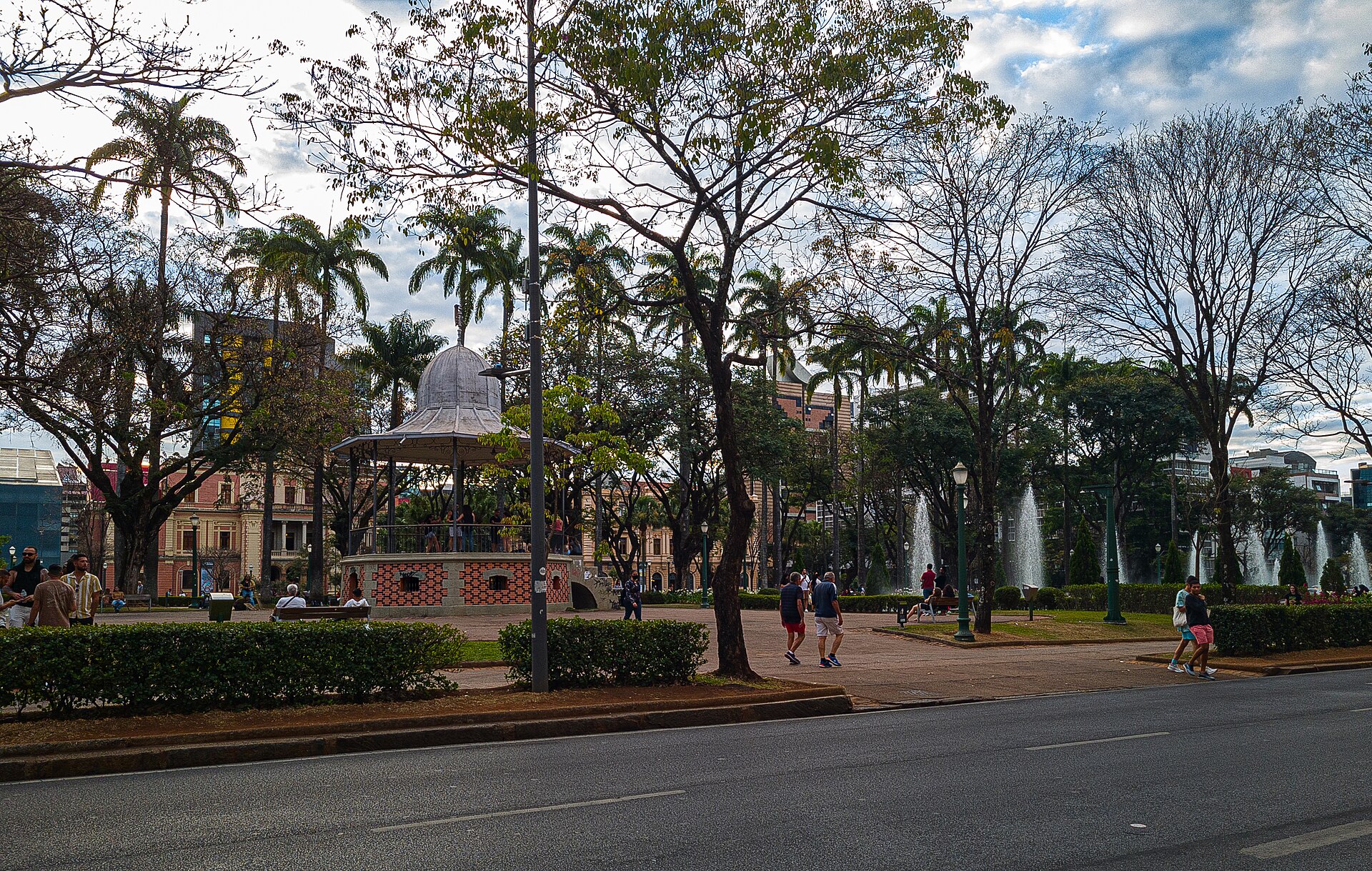 Praça da Liberdade, em Belo Horizonte, com o coreto, palmeiras e as fontes ao fundo